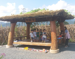 원두막에서 휴식 중인 어린이들 사진