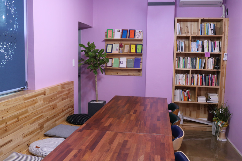 책방 한 켠에 마련된 책모임 공간은 언제나 열려 있다.

