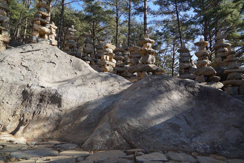 용바위와 자연석 마애불 기도하는 곳 모습 

