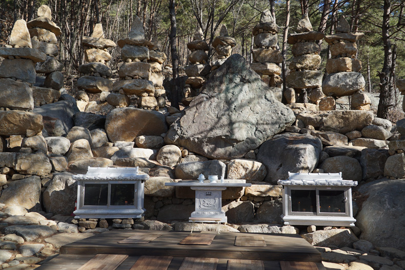용바위와 자연석 마애불 기도하는 곳 모습 

