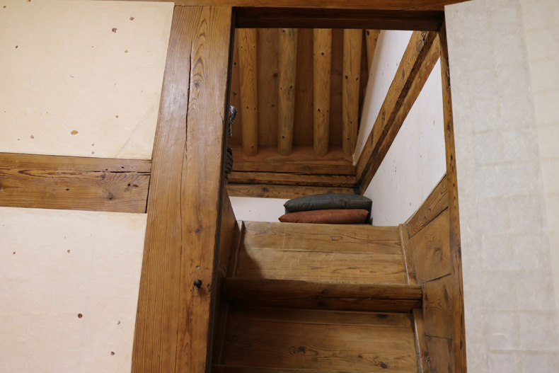 현대와 재래식의 조화로운 방과 다락방으로 가는 계단



