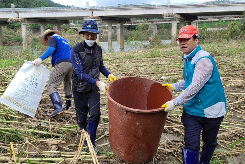 도의회 장규석 부의장, 김진부 도의원 지역 수해복구 작업에 참여1