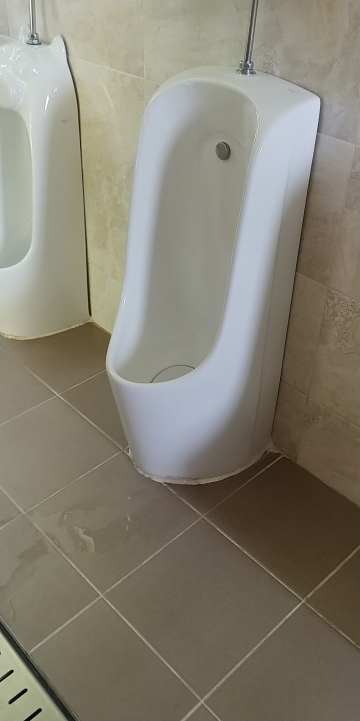 남자화장실 소변기 물이 샘 1