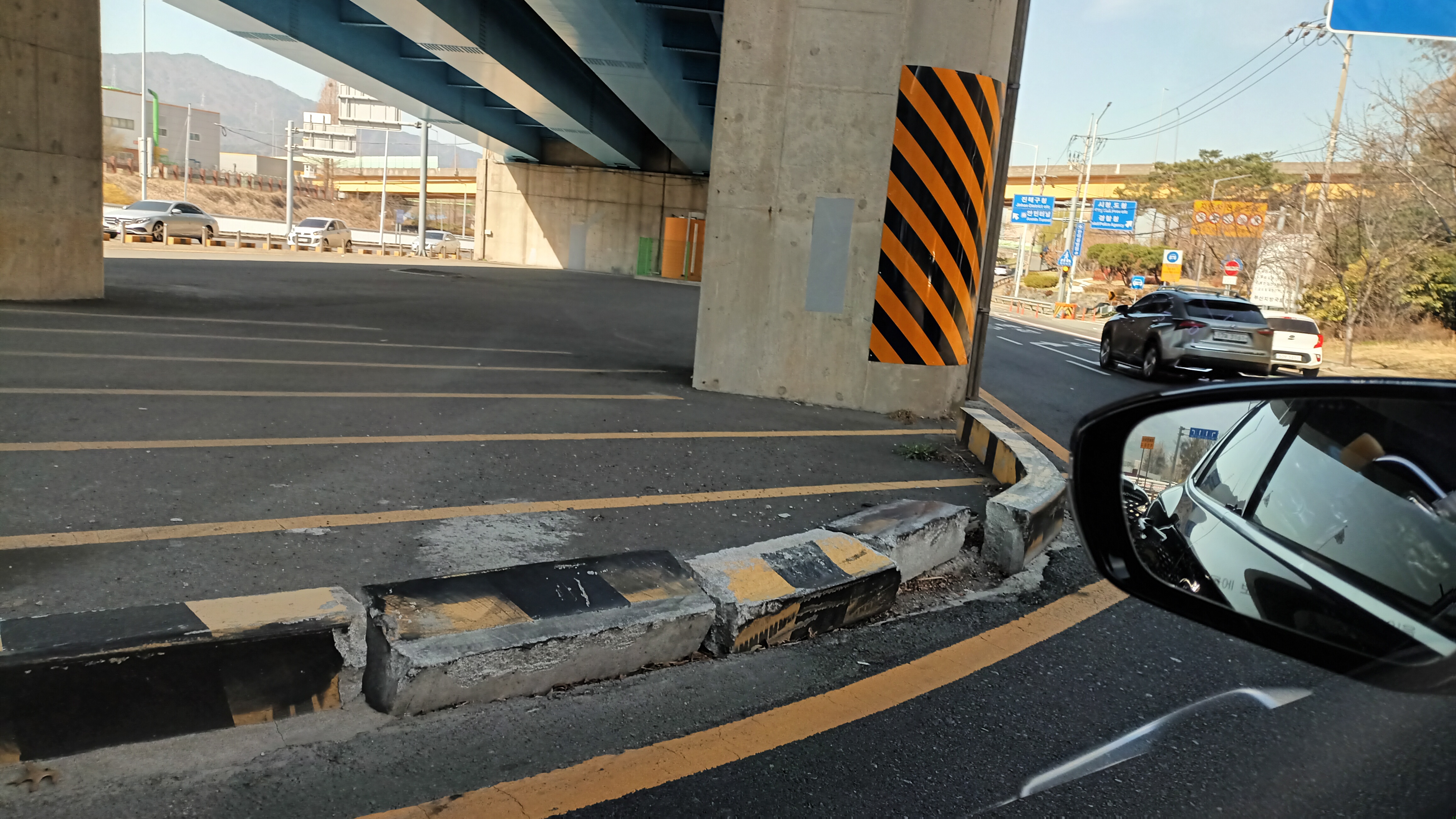 창이대로 삼정자교각 아래 도로변 갓길 안전침목 대리석 불량 재시공 제안  본문  1번째 이미지입니다.