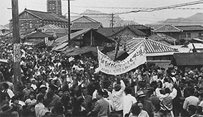 1960년 3.15 부정선거에 항거하여 부림시장 옆 철로변에서 시위하는 광경, 뒤쪽으로 마산중앙교회가 보인다.