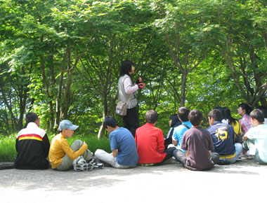 자연관찰로에서 현장학습하는 학생들