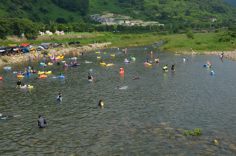밀양댐 하류 계곡에는 수심이 낮아 어린이들의 물놀이 장소로 적당하다.




