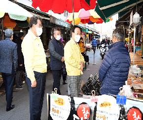 김하용 경남도의회 의장, 연말 전통시장 방문 소상공인 소통 강화