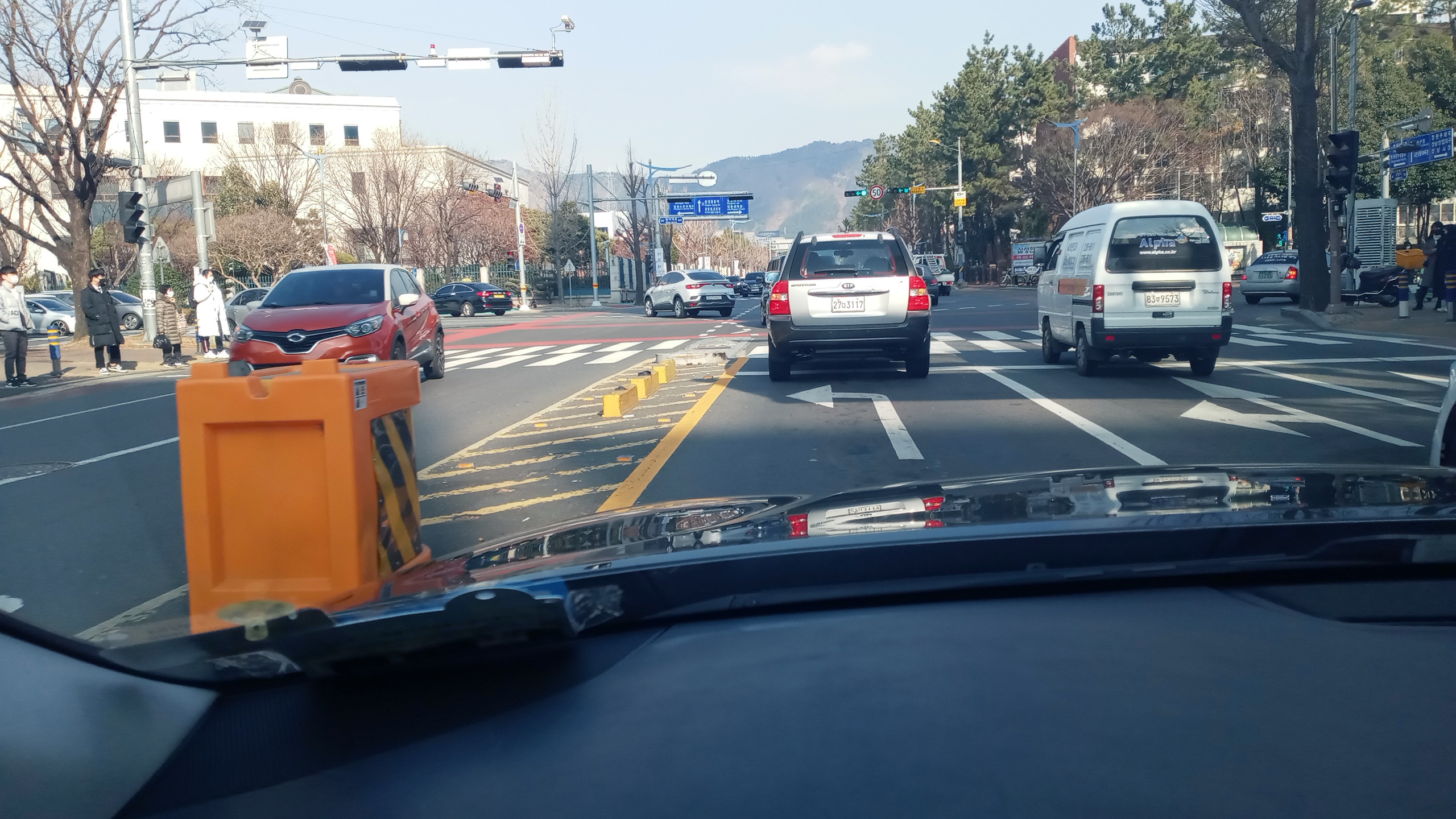 한국은행사거리 도로 중앙선 교통안전봉 불량 재시공 제안  본문  1번째 이미지입니다.