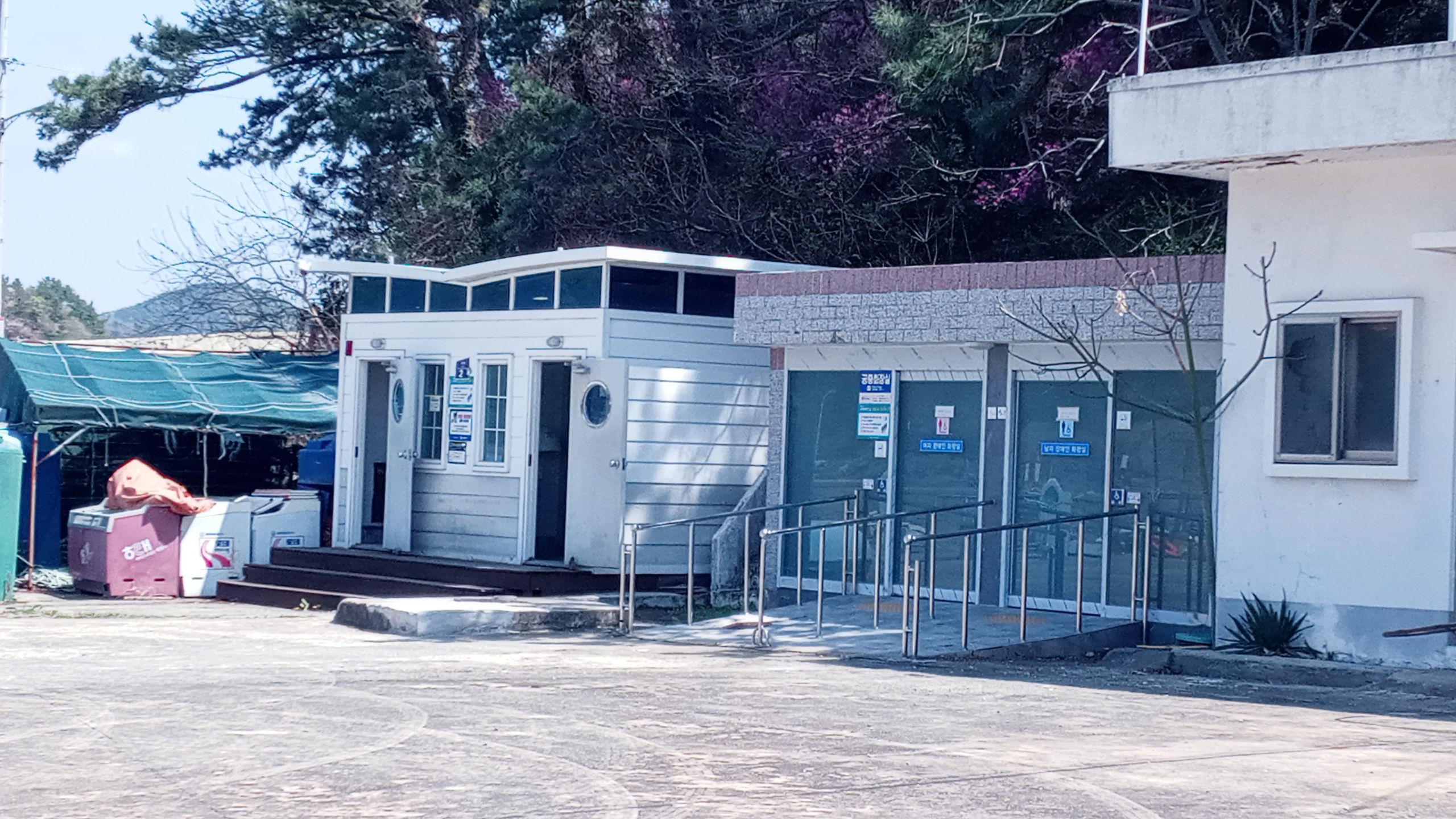 우도섬 우도마을회관 인접 공중화장실 외벽 지붕에 큰 화장실 표지판 설치 제안   본문  1번째 이미지입니다.